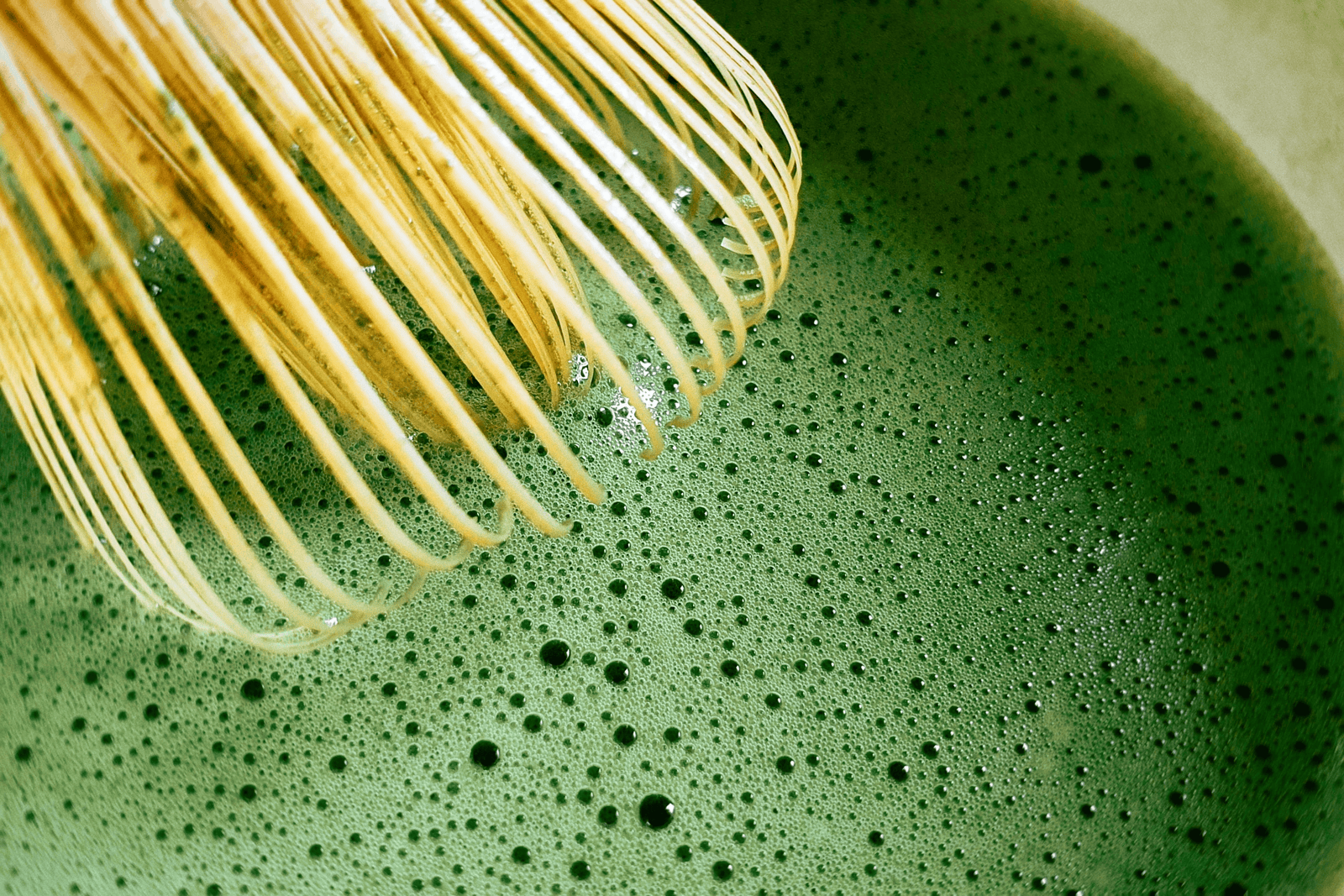 Why Should You Be Serving Matcha?
Serving matcha in a café or restaurant can significantly enhance your beverage and culinary offerings. Matcha is not only a trendy and versatile ingredient, but it’s also packed with health benefits. Its unique flavor can be incorporated into various dishes and drinks, providing an exotic touch to your menu. Additionally, offering matcha products caters to the growing number of health-conscious consumers looking for a natural, antioxidant-rich option.